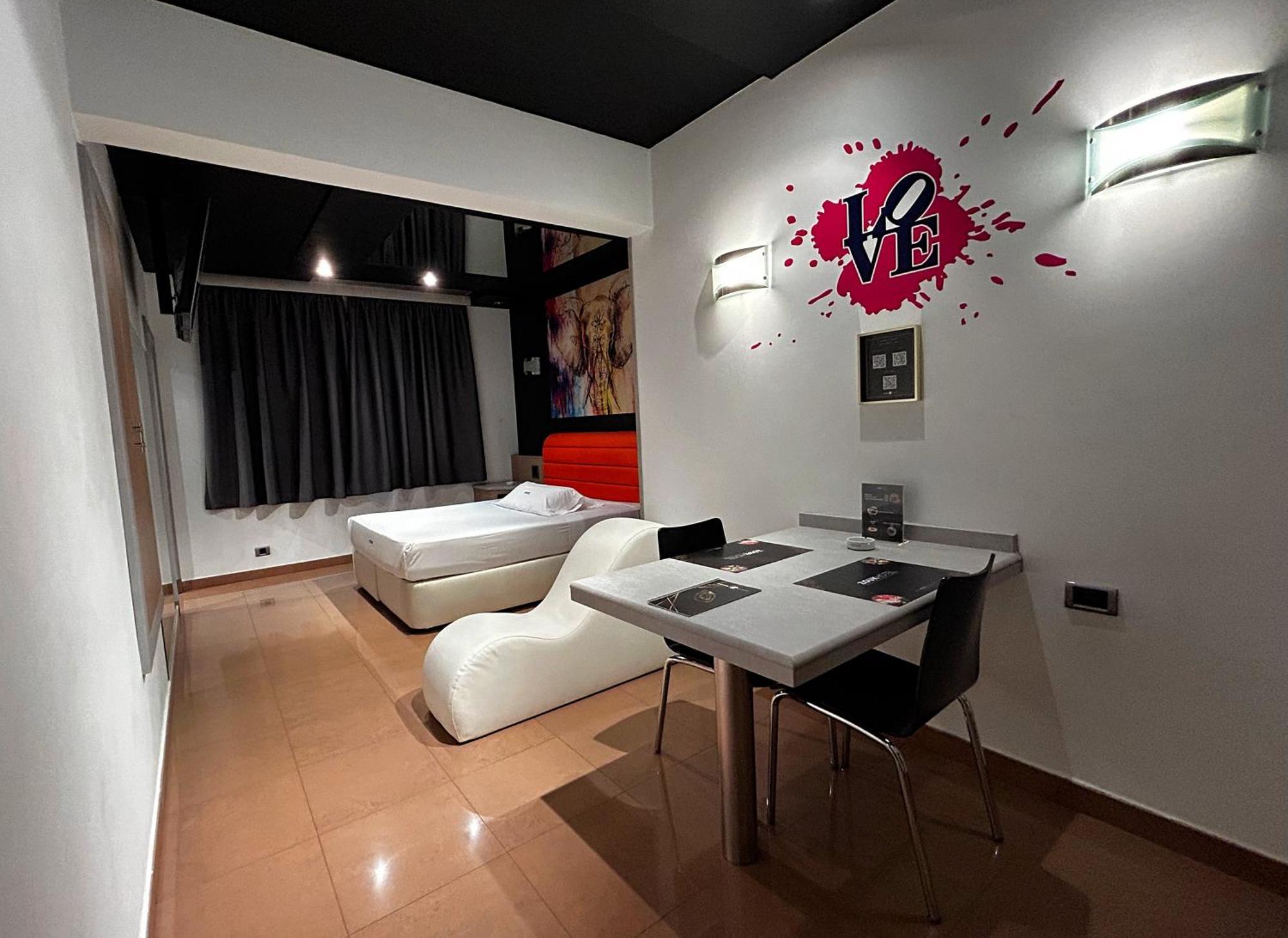 Zouk Hotel (Adults Only) Alcalá de Henares Kültér fotó
