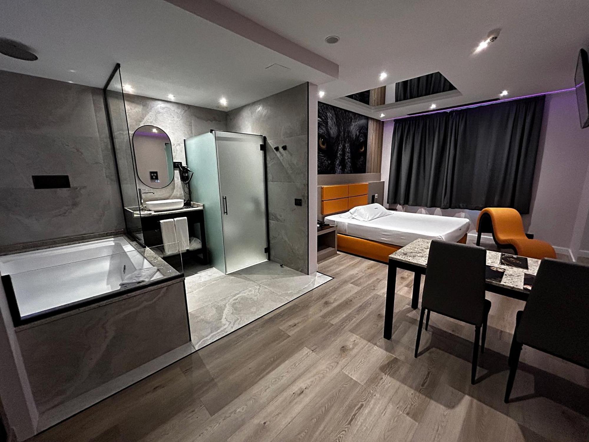 Zouk Hotel (Adults Only) Alcalá de Henares Kültér fotó